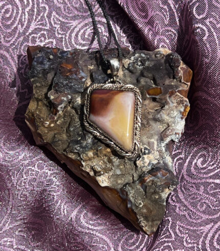 gemfield, gemfield nv, gemfield chalcedony pendant, nevada pendant, song dog silver